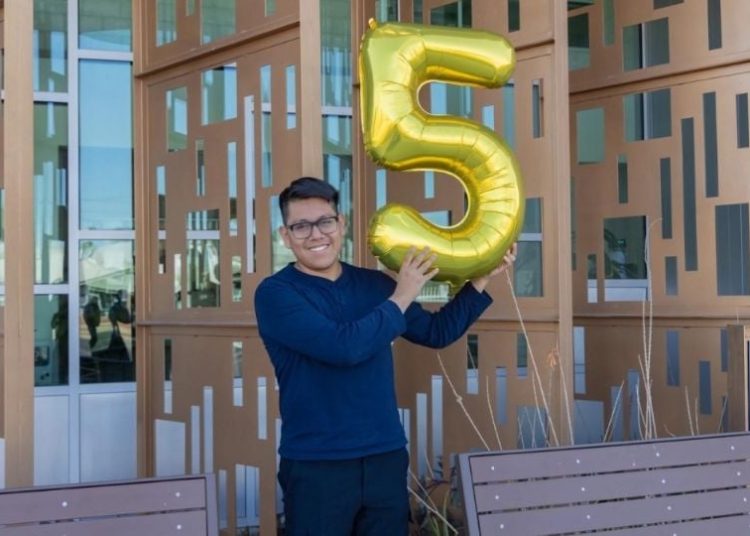 Joven de origen mexicano logra ingreso simultáneo a 49 universidades en Estados Unidos