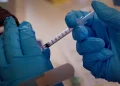 Vacunas contra el COVID-19 podrían estar causando cáncer, alertan expertos