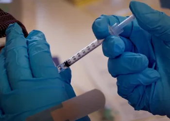 Vacunas contra el COVID-19 podrían estar causando cáncer, alertan expertos