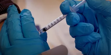 Vacunas contra el COVID-19 podrían estar causando cáncer, alertan expertos