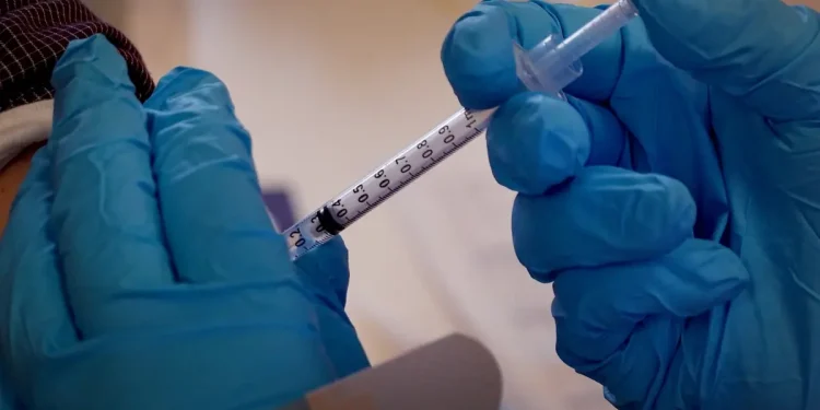 Vacunas contra el COVID-19 podrían estar causando cáncer, alertan expertos