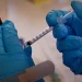 Vacunas contra el COVID-19 podrían estar causando cáncer, alertan expertos