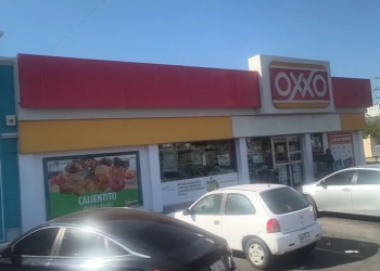 Bomberos denuncian discriminación en Oxxo en Hermosillo por estar “sudados y sucios”