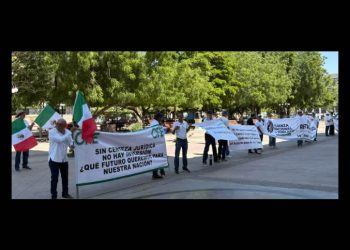 Jubilados y pensionados federales se manifiestan en palacio de gobierno