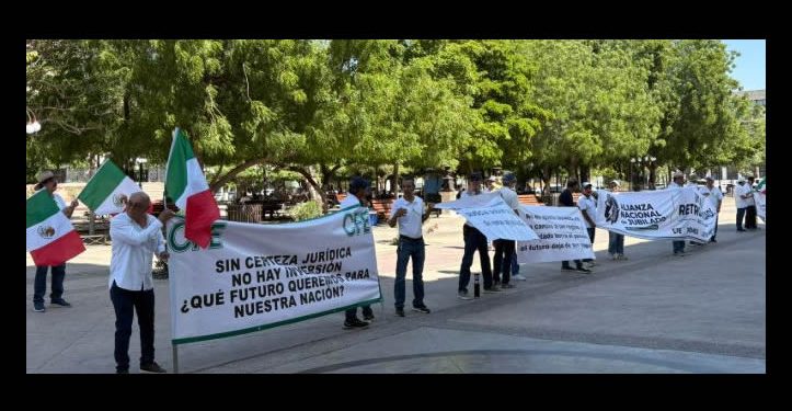 Jubilados y pensionados federales se manifiestan en palacio de gobierno