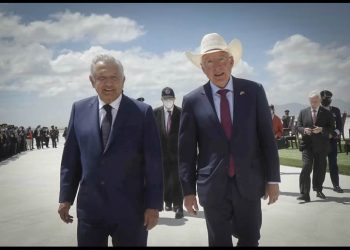 El exembajador Ken Salazar revela cómo López Obrador condicionó a EE UU el freno a la migración a la inversión en sus obras de infraestructura