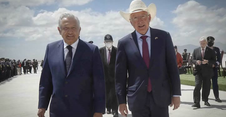 El exembajador Ken Salazar revela cómo López Obrador condicionó a EE UU el freno a la migración a la inversión en sus obras de infraestructura