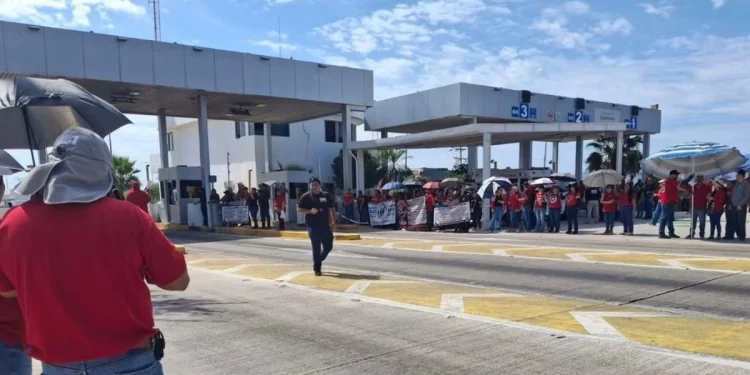 Maestros de la CNTE permiten libre tránsito en casetas de Sonora durante protesta en carretera federal