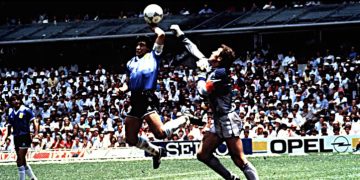 “¡Traigo la foto, traigo la foto!”: la historia gráfica del gol de Maradona con la mano a Inglaterra