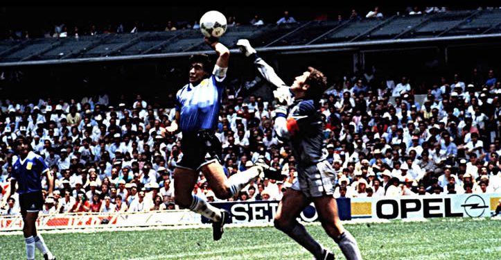 “¡Traigo la foto, traigo la foto!”: la historia gráfica del gol de Maradona con la mano a Inglaterra