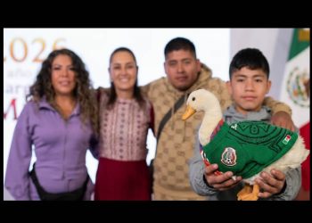 Merlín llega a Palacio Nacional: la familia del pato del Mundial se reúne con Claudia Sheinbaum en la mañanera