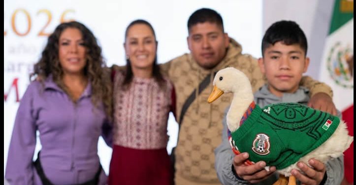 Merlín llega a Palacio Nacional: la familia del pato del Mundial se reúne con Claudia Sheinbaum en la mañanera