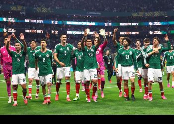 México se da un baño de alegría frente a Ecuador y mantiene su idilio en el Mundial