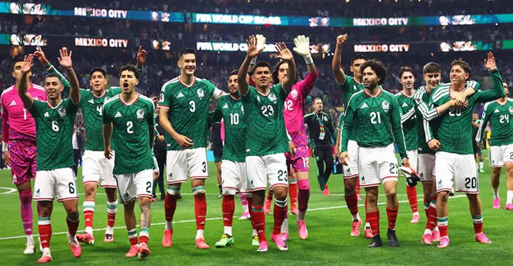 México se da un baño de alegría frente a Ecuador y mantiene su idilio en el Mundial