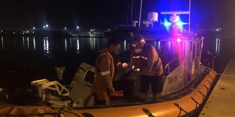 Marina realiza evacuación médica de dos tripulantes en Guaymas