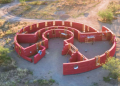 Familia en Arizona construye casa sustentable… ¡sólo con tierra y agua!