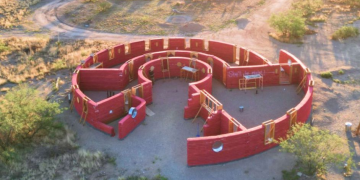 Familia en Arizona construye casa sustentable… ¡sólo con tierra y agua!