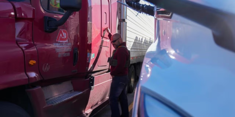 Patrulla Fronteriza detiene a 36 inmigrantes indocumentados que manejaban camiones de carga en Arizona