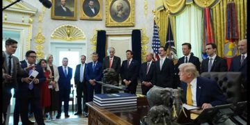 Trump convoca a fabricantes de armas para acelerar producción; le preocupa la reserva de misiles