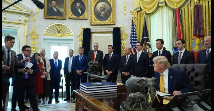 Trump convoca a fabricantes de armas para acelerar producción; le preocupa la reserva de misiles