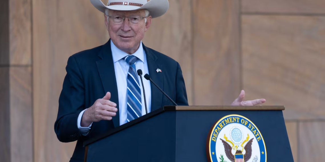 Las revelaciones de un libro de Ken Salazar abonan a las tensiones de México con Estados Unidos