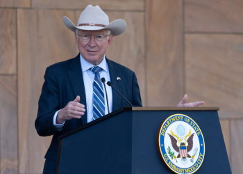 Las revelaciones de un libro de Ken Salazar abonan a las tensiones de México con Estados Unidos