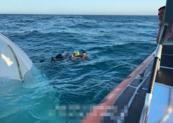 Semar rescata a tres pescadores tras naufragio en Puerto Peñasco