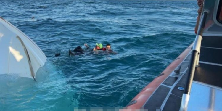 Semar rescata a tres pescadores tras naufragio en Puerto Peñasco