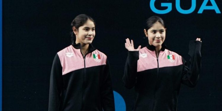 Las clavadistas Lía y Mía Cueva ganan el oro para México tras vencer a China en Jalisco