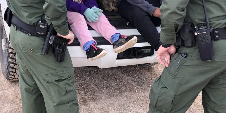 Arizona frena centro de detención de migrantes de Surprise por falta de estudio ambiental