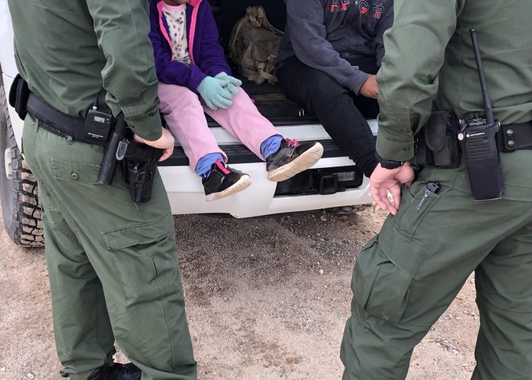 Arizona frena centro de detención de migrantes de Surprise por falta de estudio ambiental