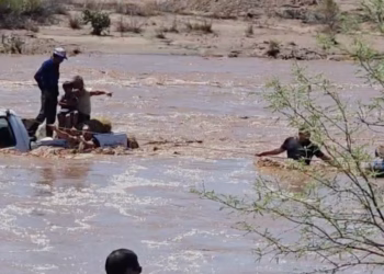 Pareja y Bebé Quedan Atrapados en Arroyo a Bordo de Camioneta de Caborca