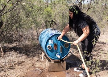 Voluntarios mantienen operativos puntos de agua en el desierto para migrantes
