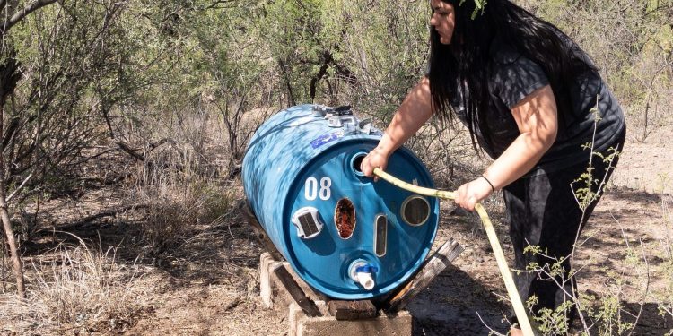 Voluntarios mantienen operativos puntos de agua en el desierto para migrantes