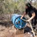 Voluntarios mantienen operativos puntos de agua en el desierto para migrantes