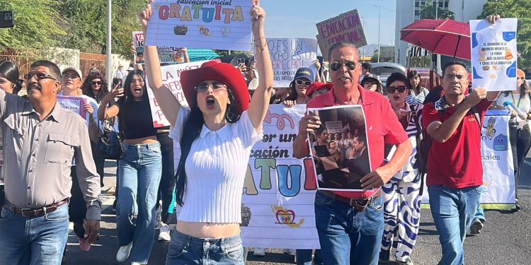 Lupita Villalobos encabeza marcha en Hermosillo para exigir educación inicial gratuita y respaldar protesta de Covafam