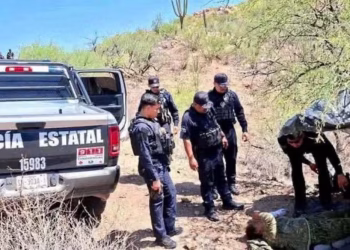 Rescatan en el desierto de Saric, a migrante hondureña; cayó a un barranco cuando intentaba llegar a la frontera
