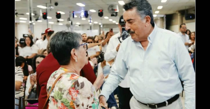 Nogales arropa a Javier Lamarque con el grito de “¡Un fundador para coordinador!”