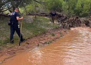 Intensa Lluvia Desborda Canales de Agua en Nogales, Sonora