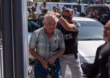 Ernesto Ruffo es trasladado a instalaciones de la FGR en Tijuana; le realizan exámenes médicos