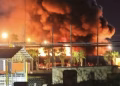 Incendio destruye bodega con placas vehiculares y tarjetas de circulación del Gobierno de Sonora; fuego se extiende a complejo de almacenes