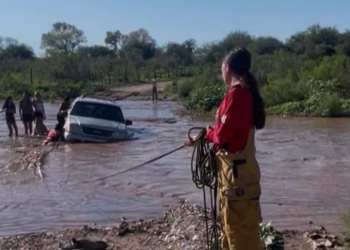 Una Familia Fue Rescatada tras Quedar Varada en el Cauce de un Río en Ures