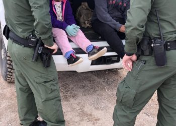 Grupo humanitario va por frenar la deportación de un centenar de niños migrantes