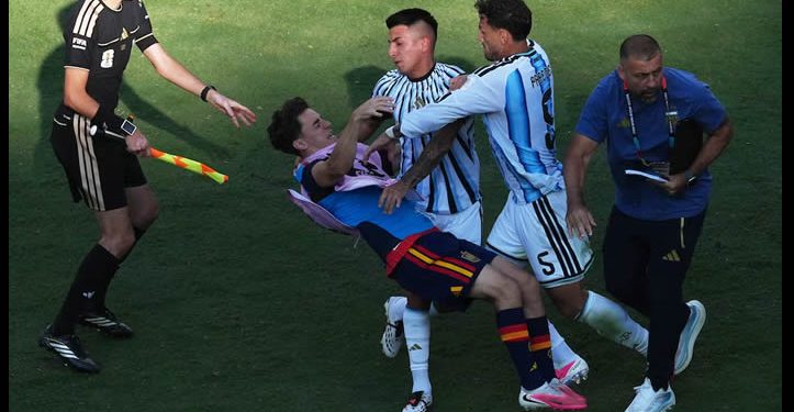 El mal perder de Argentina: pelea tras la derrota y desplante a España durante la entrega de la Copa