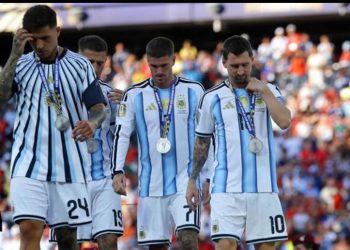 Prensa de Argentina insiste en que hubo “cosas raras” en la final del Mundial ante España y lanzan teorías tras la derrota