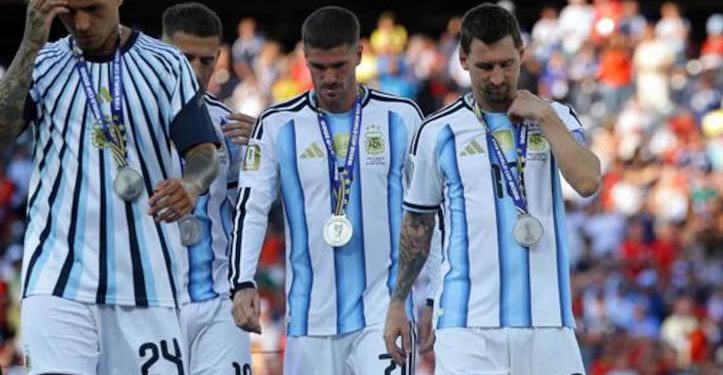 Prensa de Argentina insiste en que hubo “cosas raras” en la final del Mundial ante España y lanzan teorías tras la derrota
