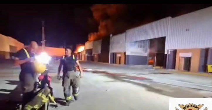 Se incendian la madrugada de hoy bodegas de Parque Industrial al Poniente de la ciudad
