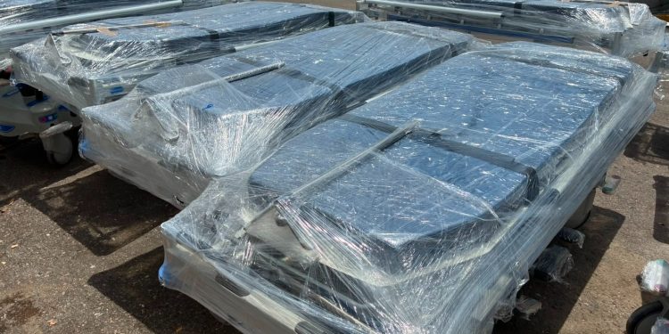 Arranca ISSSTE distribución de 915 camillas radiotransparentes; primeras 54 unidades llegan a Jalisco y Sonora