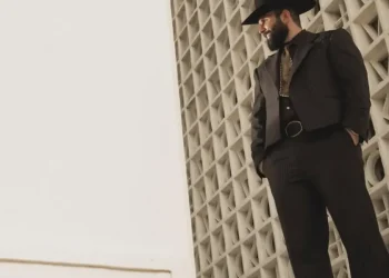 Presume Carín León a Hermosillo, en el videoclip de ‘En la misma cama’