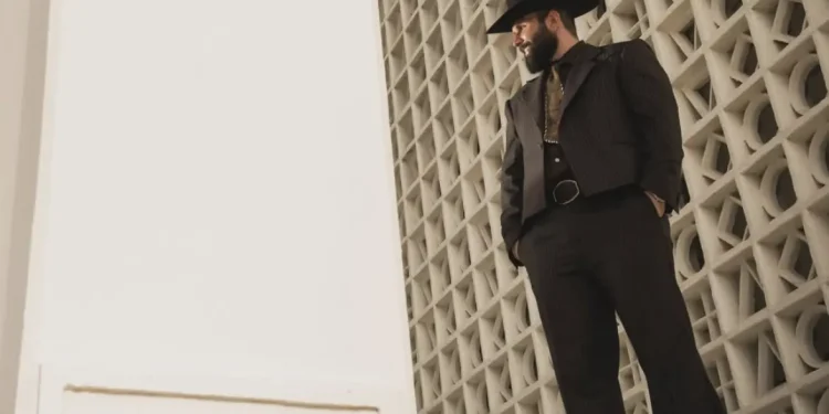 Presume Carín León a Hermosillo, en el videoclip de ‘En la misma cama’